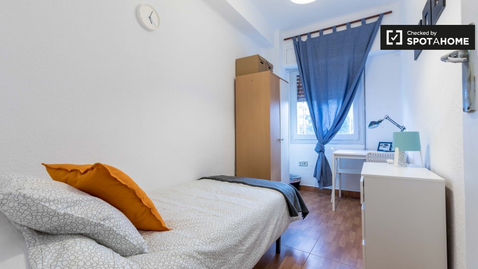 Cozy room to rent in 4-bedroom apartment in Camins al Grau - in Valencia