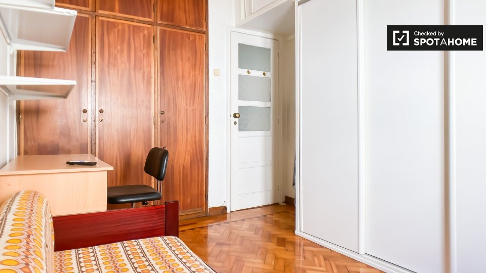Double room Lisbon, 2 beds, 10m² — photo 19