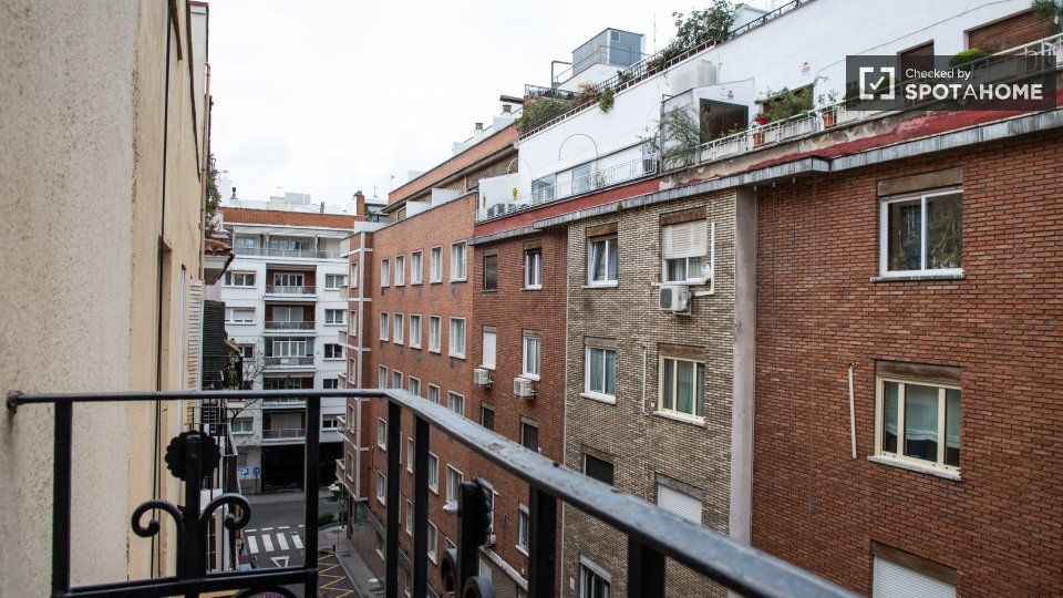 Double room Madrid, 5 beds, 120m² — photo 6