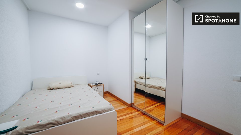 Double room Madrid, 7 beds, 200m² — photo 3