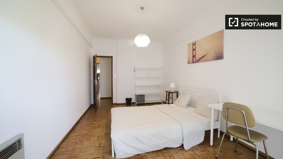 Double room Lisbon, 3 beds, 150m² — photo 1