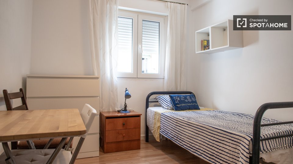 Double room Madrid, 3 beds, 50m² — photo 13