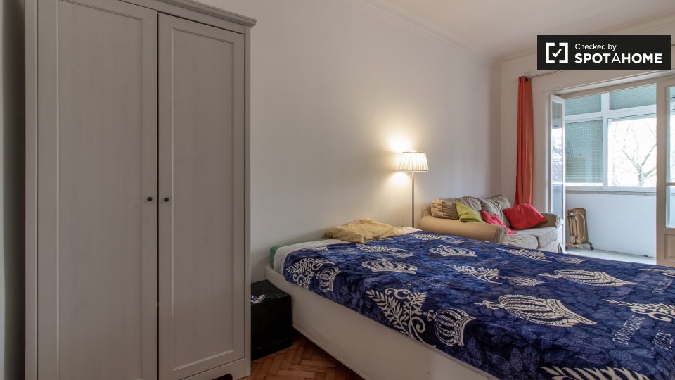 Double room Lisbon, 3 beds, 75m² — photo 2