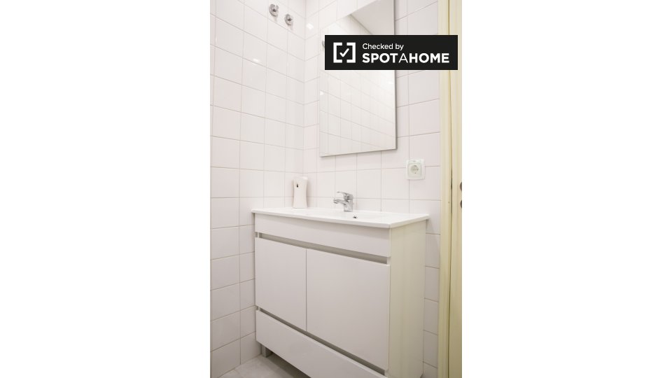 Double room Lisbon, 3 beds, 85m² — photo 19