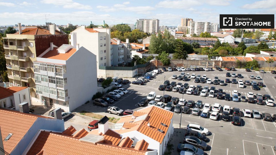 Double room Lisbon, 3 beds, 85m² — photo 14