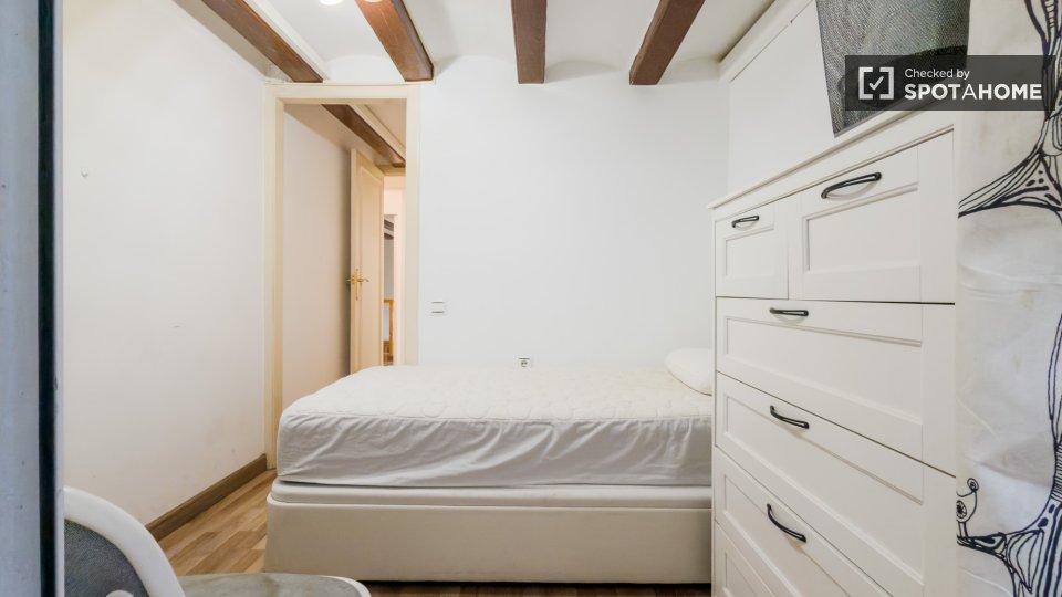 Double room Barcelona, 3 beds, 68m² — photo 13