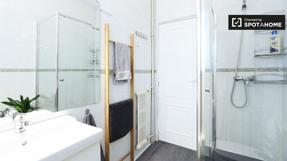 Double room Madrid, 5 beds, 96m² — photo 17