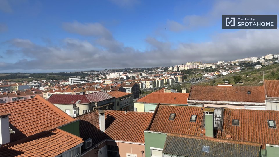 Double room Lisbon, 3 beds — photo 5