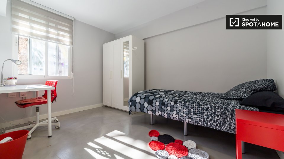 Double room Valencia, 3 beds, 65m² — photo 14