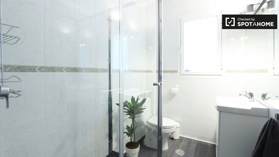 Double room Madrid, 5 beds, 96m² — photo 16