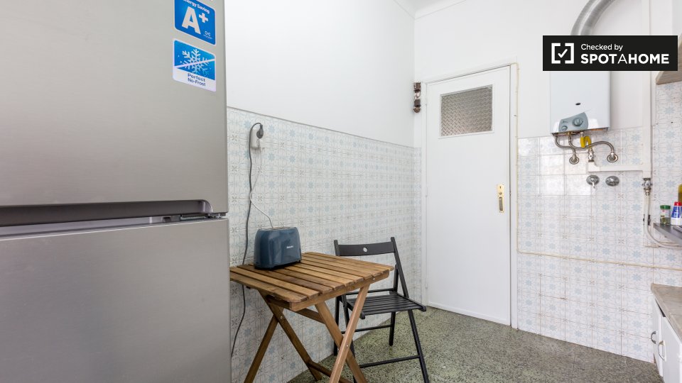 Double room Lisbon, 3 beds — photo 7