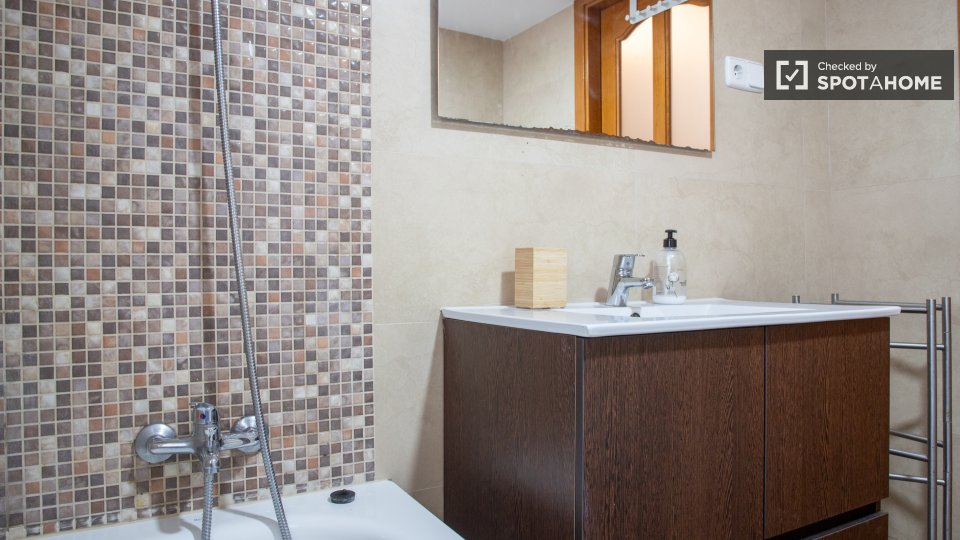 Double room Madrid, 5 beds, 120m² — photo 7