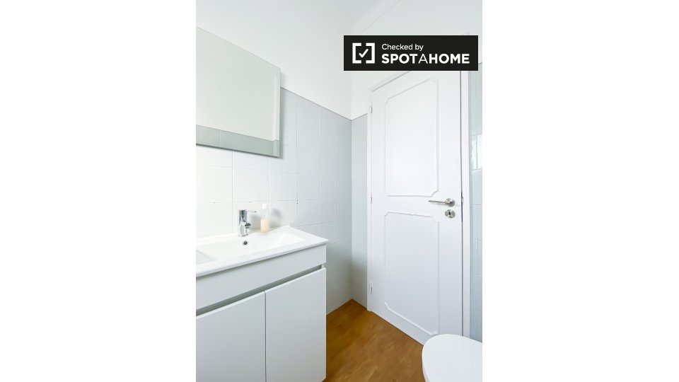 Double room Lisbon, 3 beds, 63m² — photo 8