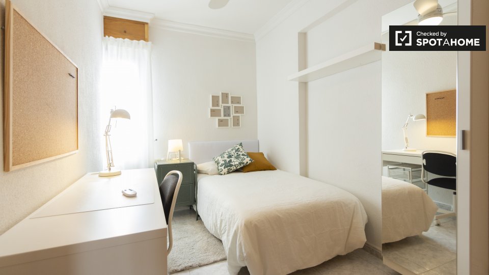 Double room Madrid, 3 beds, 78m² — photo 1