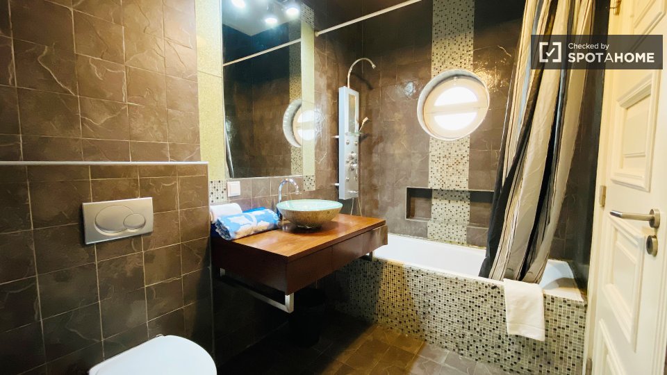 Double room Lisbon, 3 beds — photo 8