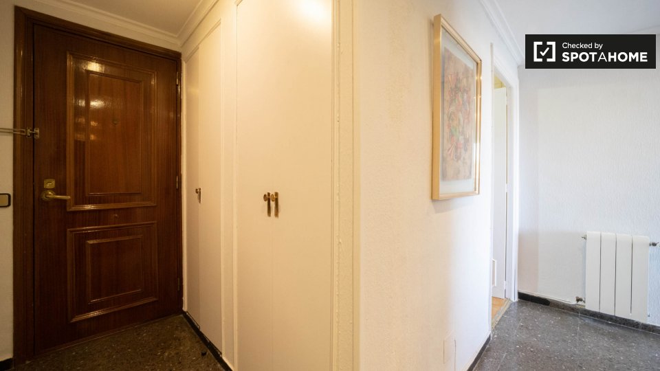 Double room Madrid, 4 beds, 86m² — photo 16