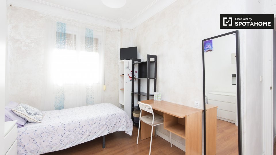 Double room Madrid, 3 beds, 72m² — photo 3
