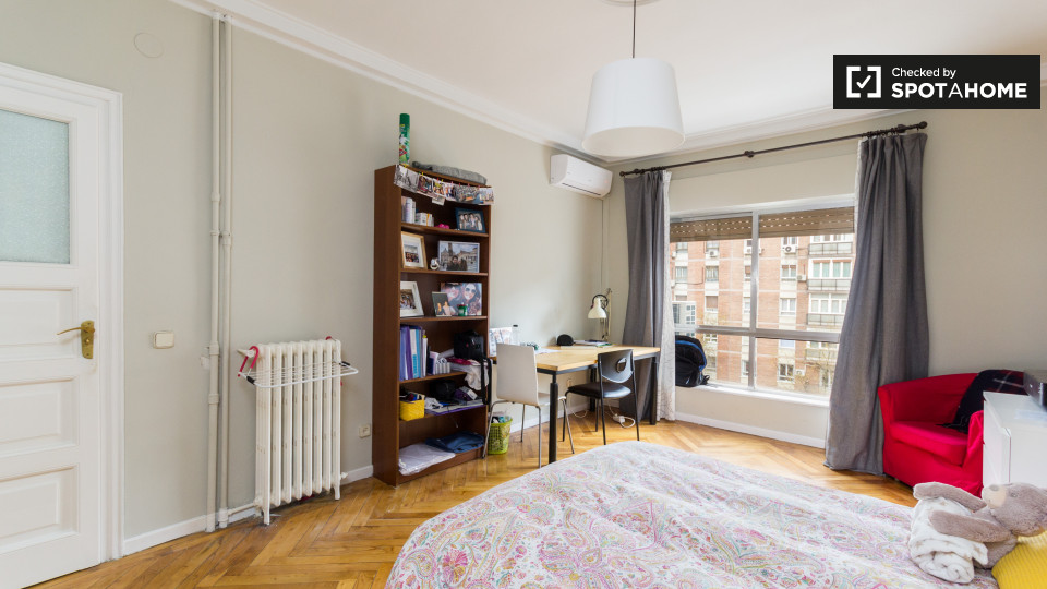 Double room Madrid, 5 beds, 160m² — photo 2