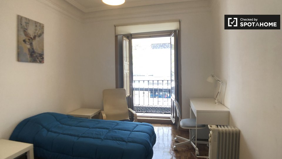 Double room Madrid, 5 beds, 100m² — photo 1