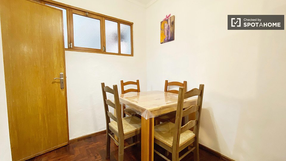 Double room Lisbon, 3 beds — photo 13