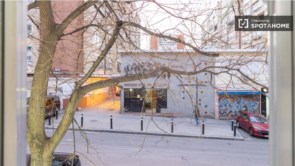 Double room Madrid, 3 beds, 50m² — photo 25