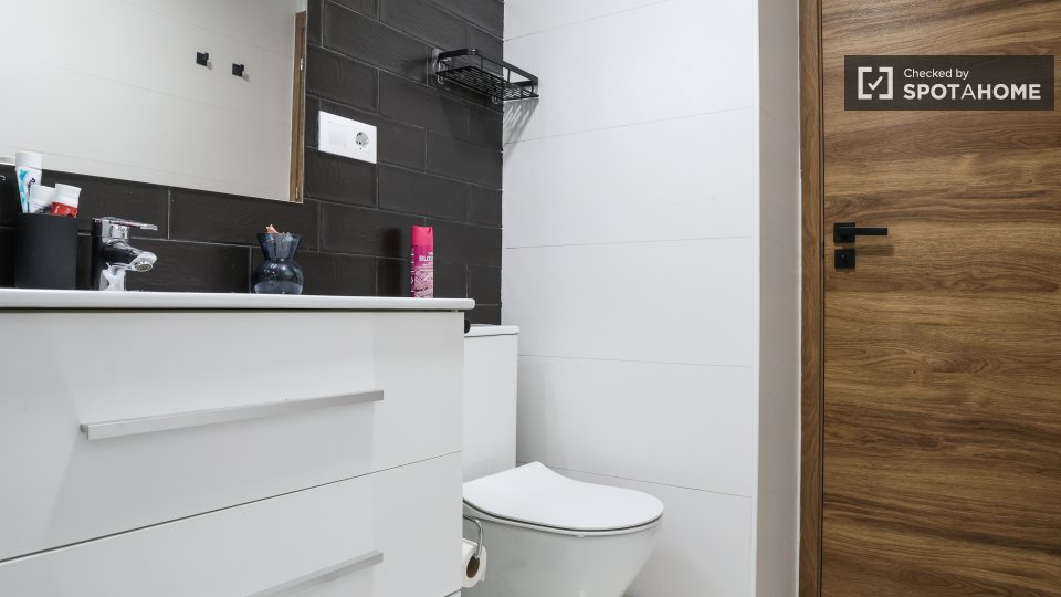 Double room Madrid, 3 beds, 85m² — photo 24