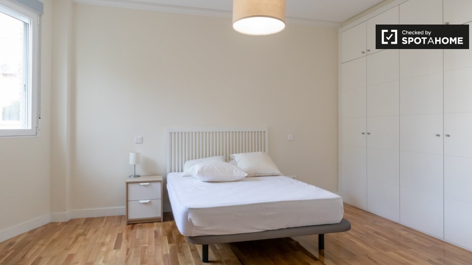 Double room Madrid, 5 beds, 200m² — photo 2