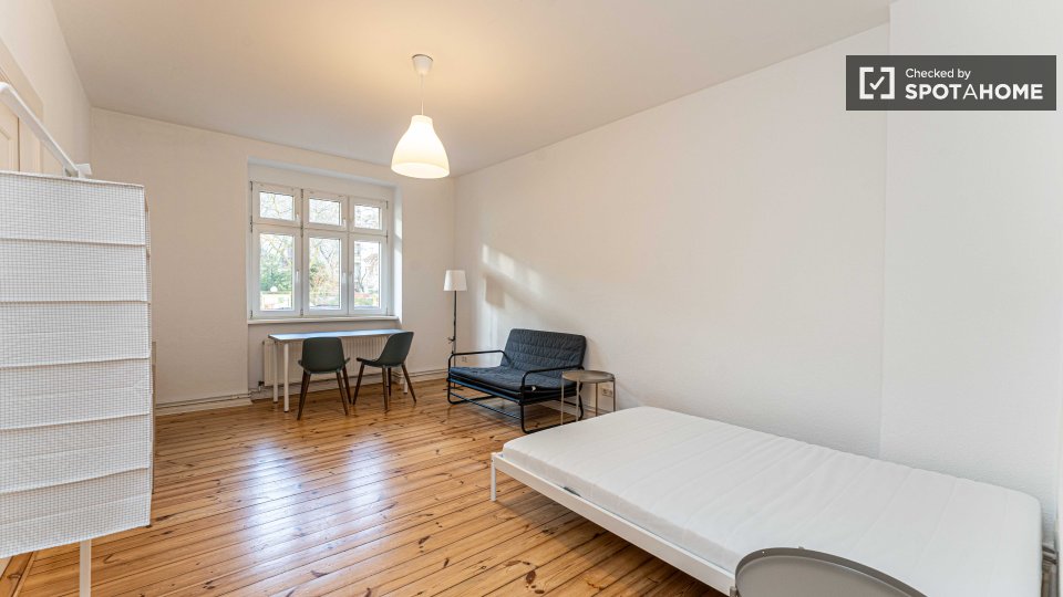 Double room Berlin, 3 beds, 73m² — photo 1