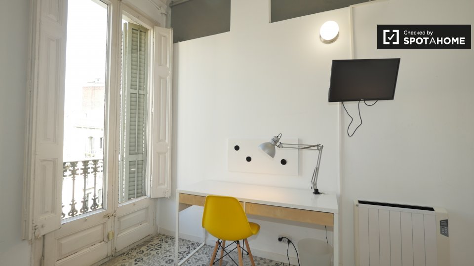 Habitación amueblada en piso compartido en gràcia,