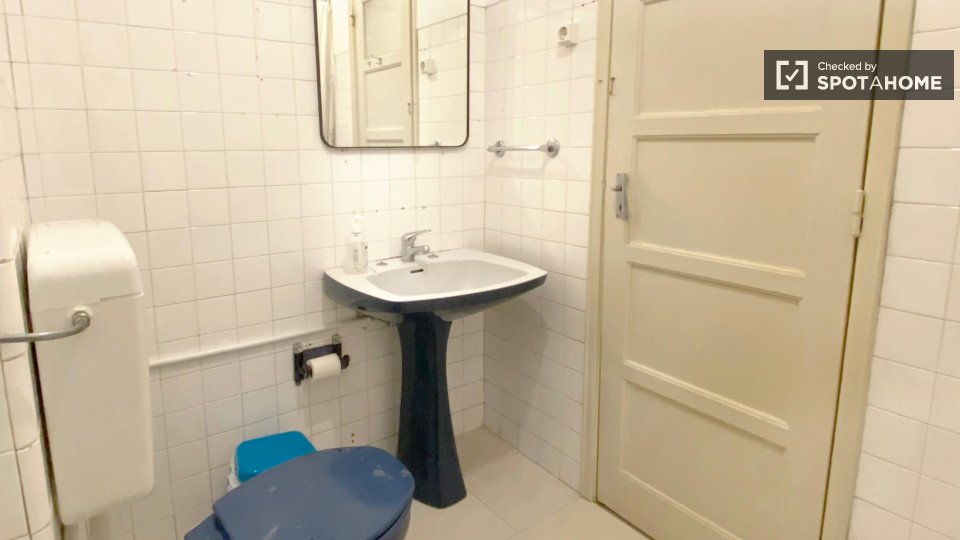Double room Lisbon, 3 beds, 70m² — photo 8