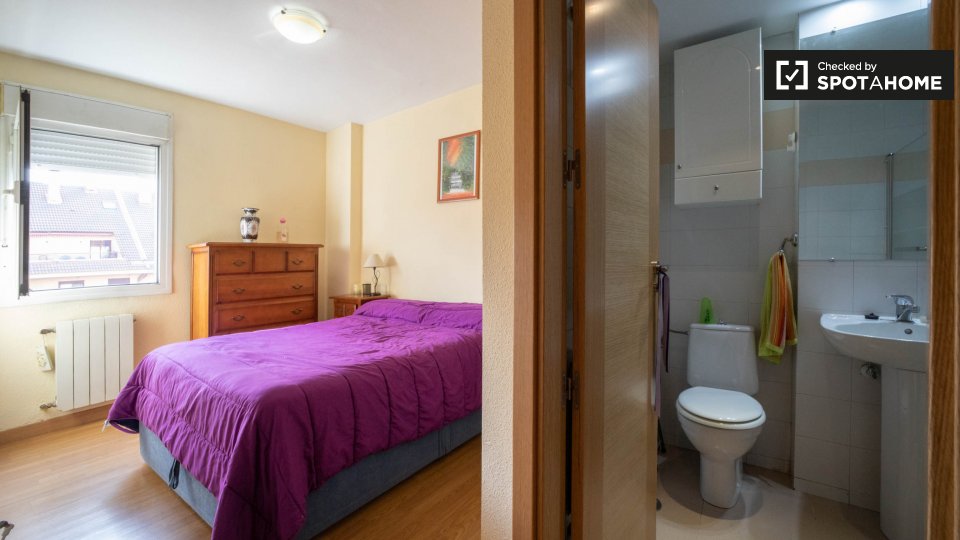 Double room Madrid, 3 beds, 62m² — photo 3