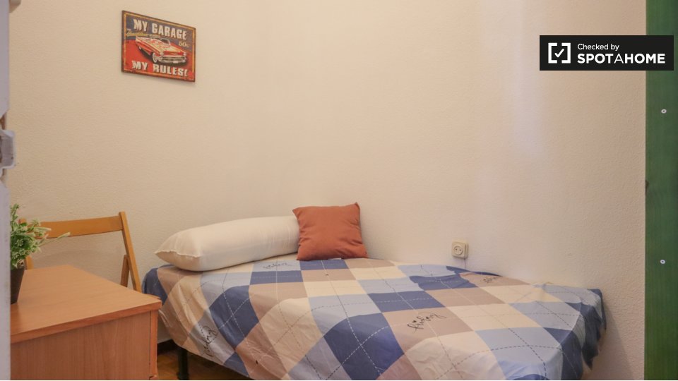 Double room Madrid, 5 beds, 90m² — photo 3