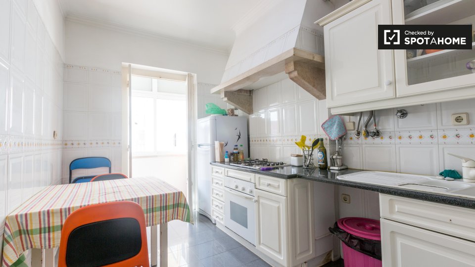Double room Lisbon, 3 beds, 75m² — photo 8