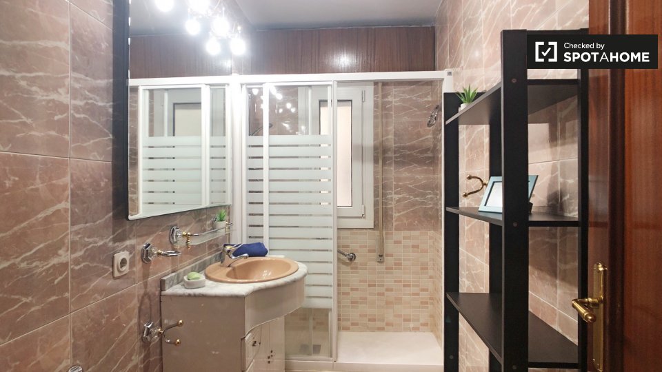 Double room Madrid, 5 beds, 133m² — photo 8