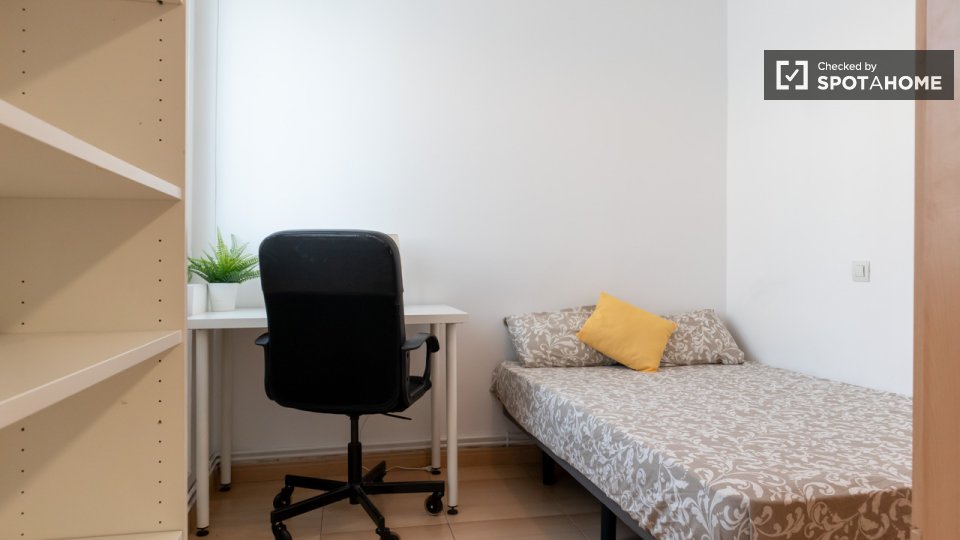 Double room Madrid, 3 beds — photo 24