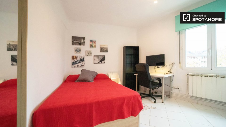 Double room Madrid, 5 beds, 110m² — photo 4