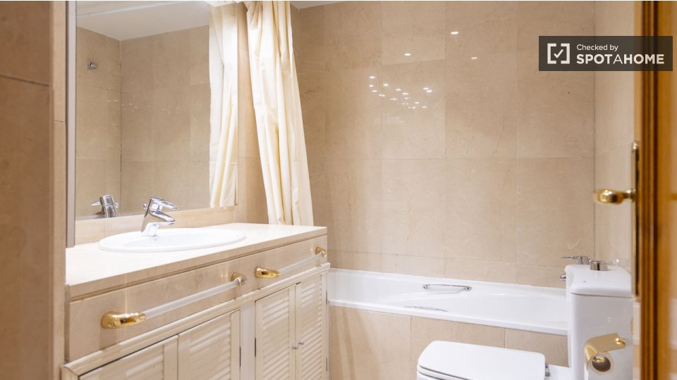 Double room Madrid, 3 beds, 150m² — photo 14