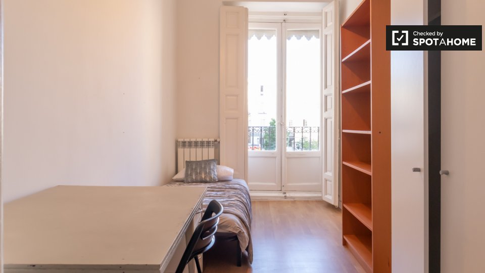 Double room Madrid, 5 beds, 100m² — photo 1