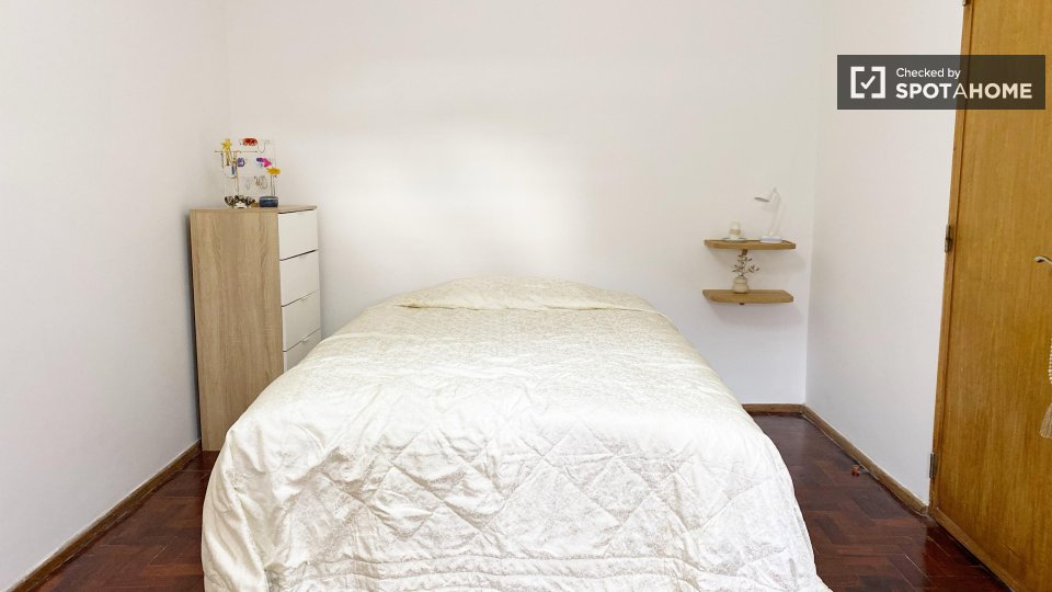 Double room Lisbon, 3 beds — photo 14