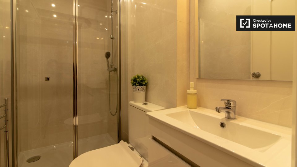 Double room Lisbon, 5 beds, 117m² — photo 5