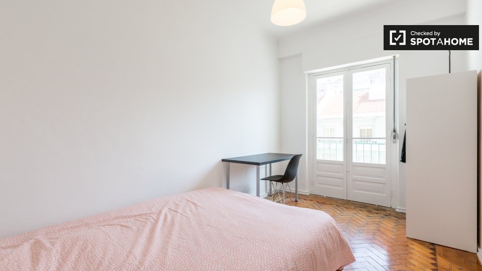 Double room Lisbon, 3 beds — photo 13