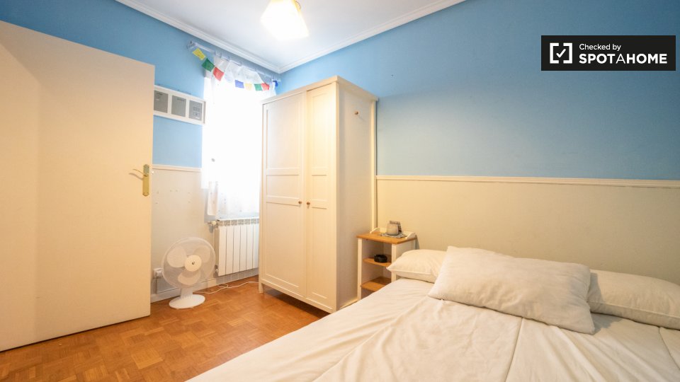 Double room Madrid, 5 beds, 150m² — photo 2