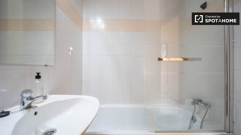 Double room Madrid, 3 beds, 62m² — photo 7