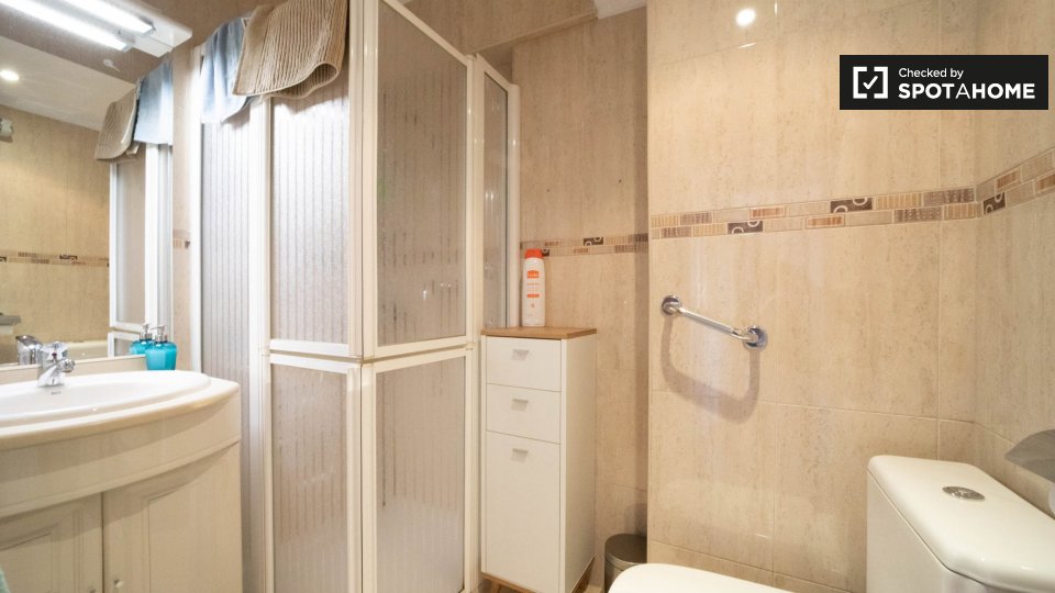 Double room Madrid, 4 beds, 86m² — photo 13