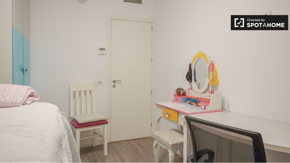 Double room Madrid, 2 beds — photo 14