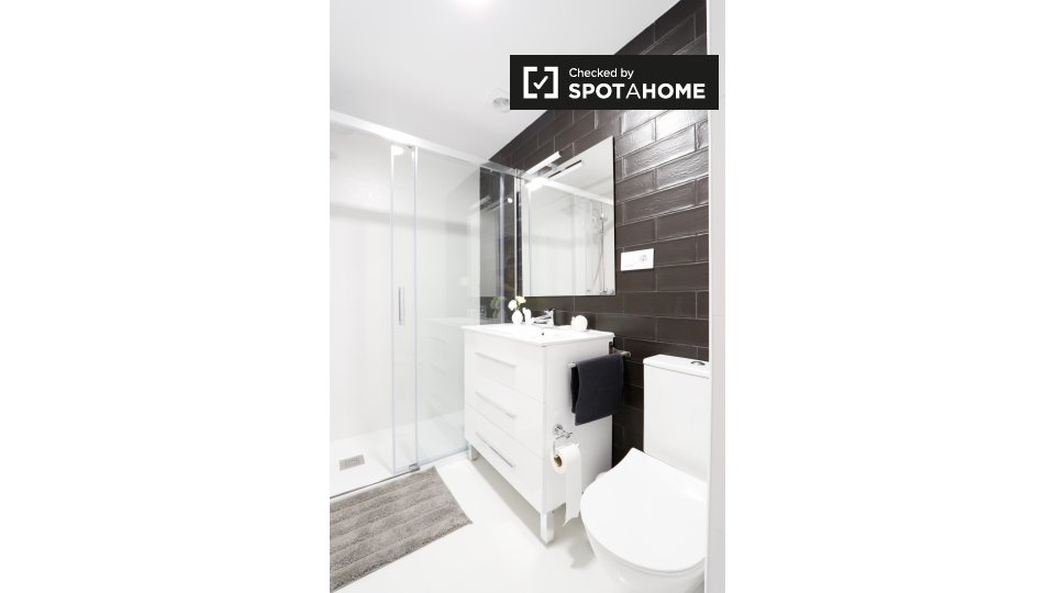 Double room Madrid, 3 beds, 85m² — photo 12