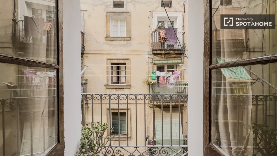 Double room Barcelona, 3 beds — photo 10