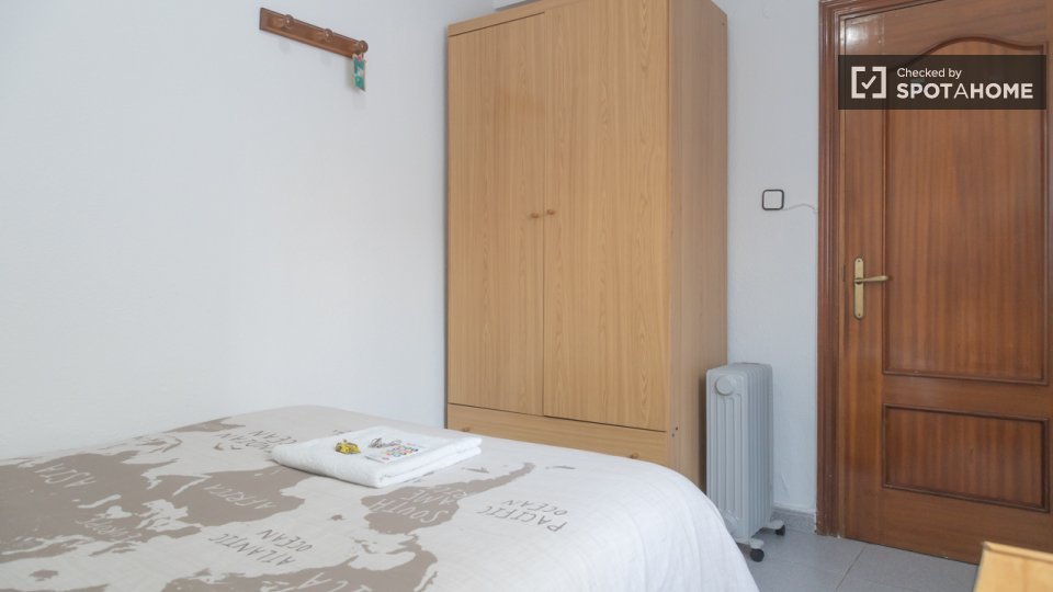 Double room Madrid, 3 beds — photo 4