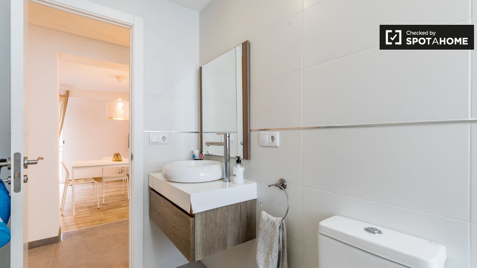 Double room Valencia, 3 beds, 85m² — photo 16