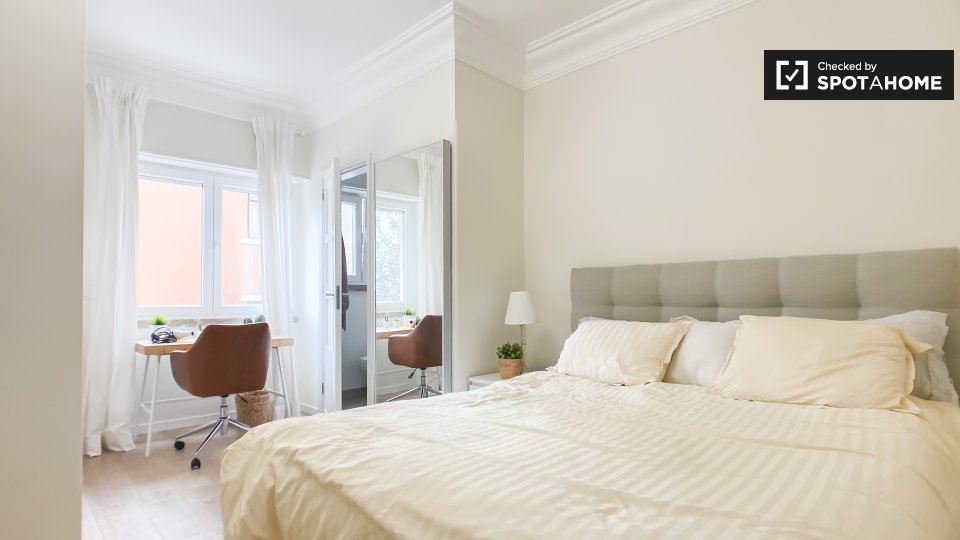Double room Lisbon, 4 beds, 240m² — photo 1